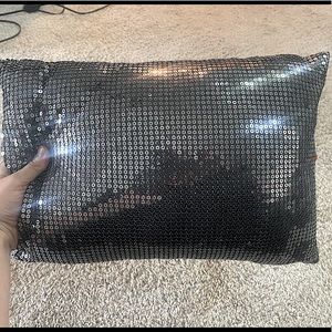 Stunning silver sequined accent pillow ❤️💜